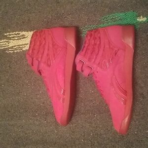 Reebok Freestyle Hi x Museum Mammy shoes in crimsom